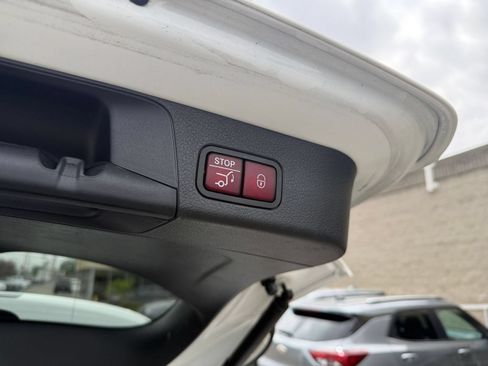 Used 2025 Mercedes-Benz GLB 250 4MATIC image 23