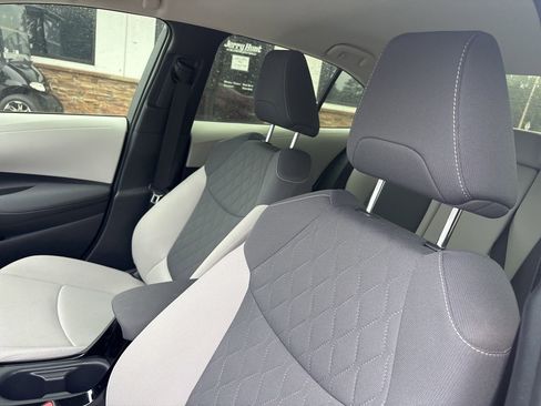 Used 2022 Toyota Corolla LE FWD image 3