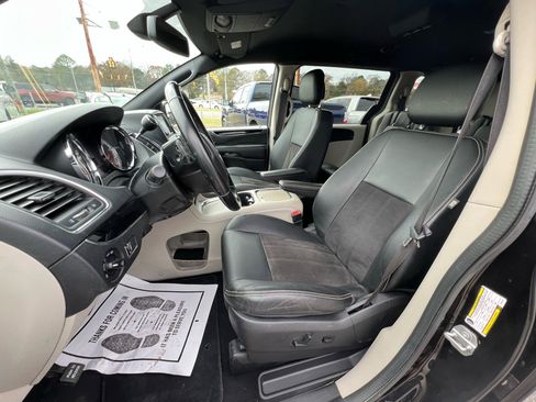 Used 2020 Dodge Grand Caravan SXT image 27