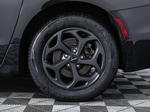 Used 2022 Chrysler Pacifica Touring-L w/ Uconnect Theater Family Group FWD image 50