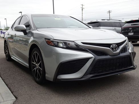 Used 2021 Toyota Camry SE w/ Convenience Package FWD image 6