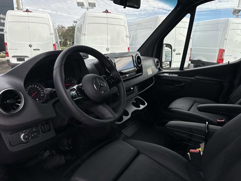 Used 2025 Mercedes-Benz Sprinter 2500 image 34
