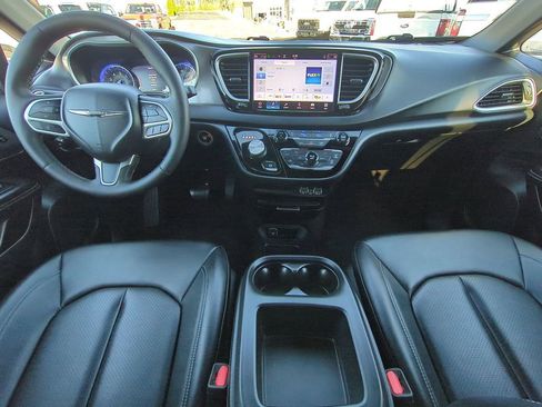 Used 2025 Chrysler Pacifica Select image 15