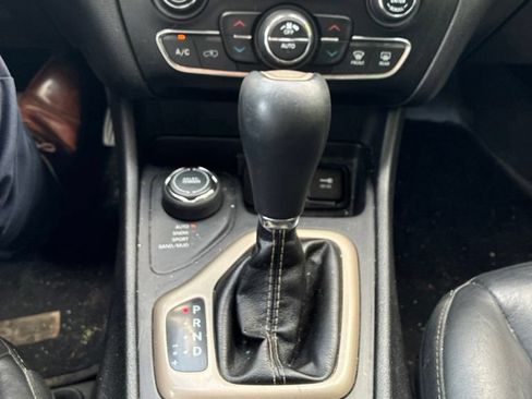 Used 2018 Jeep Cherokee Limited AWD/4WD image 26