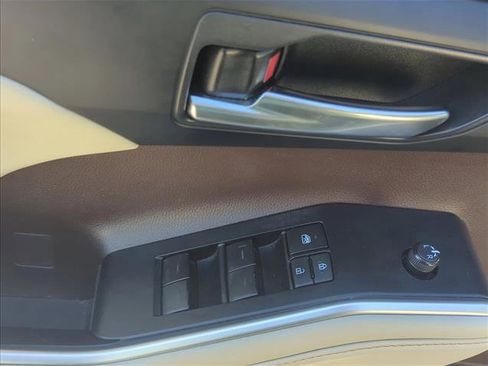 Used 2022 Toyota Highlander XLE FWD image 8