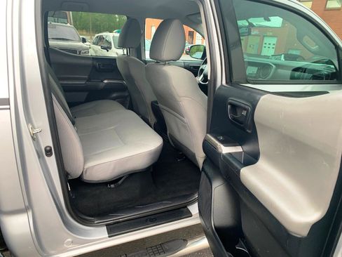 Used 2016 Toyota Tacoma SR5 AWD/4WD image 11