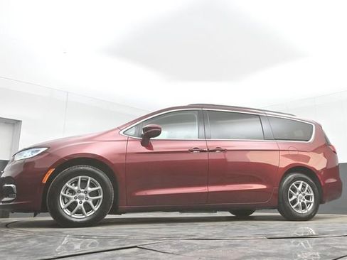 Used 2021 Chrysler Pacifica Touring w/ Cold Weather Group FWD image 43