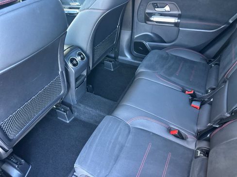 Used 2022 Mercedes-Benz GLB 250 4MATIC image 12