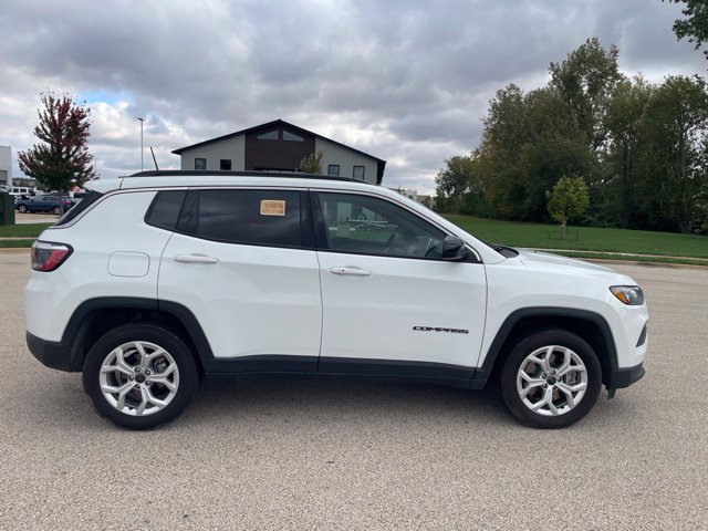 Used 2026 Jeep Compass Latitude AWD/4WD image 2