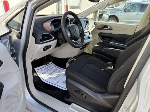 Used 2023 Chrysler Voyager LX image 10