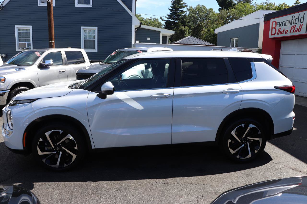 Used 2024 Mitsubishi Outlander FWD image 2