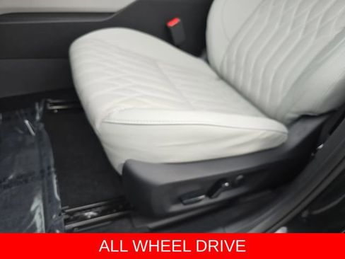 Used 2025 Mitsubishi Outlander AWD image 34