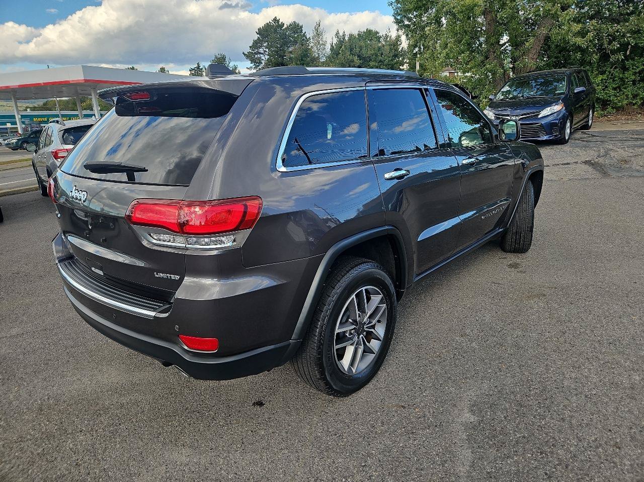 Used 2021 Jeep Grand Cherokee Limited AWD/4WD image 3