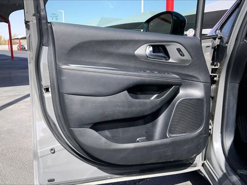 Used 2025 Chrysler Pacifica Select image 22