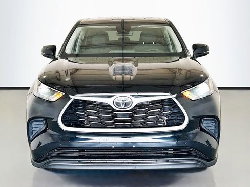 Used 2022 Toyota Highlander L FWD image 2