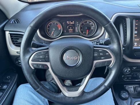 Used 2017 Jeep Cherokee Latitude w/ Cold Weather Group image 12