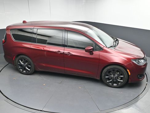 Used 2018 Chrysler Pacifica Touring Plus w/ S Appearance Package image 33