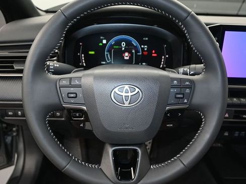 Used 2025 Toyota Camry SE w/ Multimedia Upgrade Package image 5