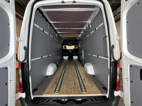Used 2025 Mercedes-Benz Sprinter 2500 image 20