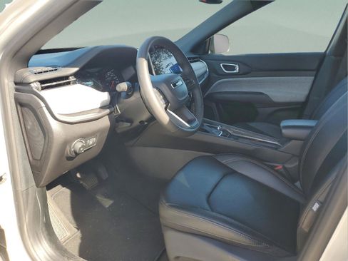 Certified 2024 Jeep Compass Latitude image 19