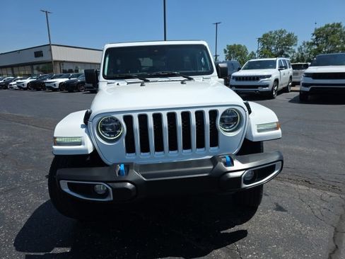 Used 2022 Jeep Wrangler Unlimited Sahara w/ Cold Weather Group AWD/4WD image 8