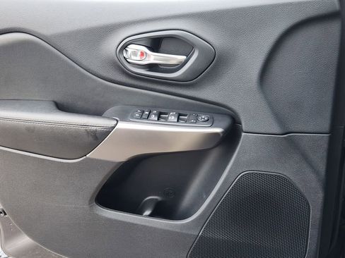 Used 2020 Jeep Cherokee Latitude Plus w/ Comfort/Convenience Group image 16