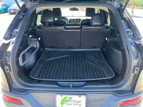 Used 2018 Jeep Cherokee Latitude Plus AWD/4WD image 16