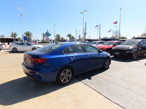 Used 2023 Kia Forte LXS image 11