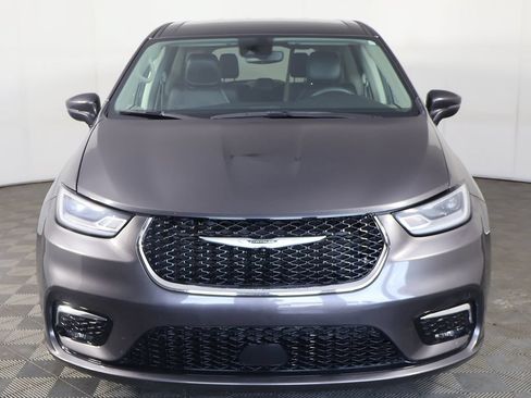 Used 2023 Chrysler Pacifica Touring-L FWD image 11