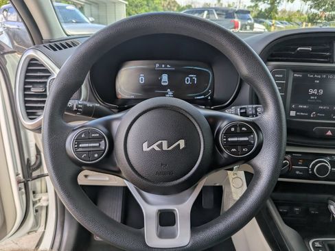 Certified 2025 Kia Soul LX w/ LX Technology Package FWD image 28