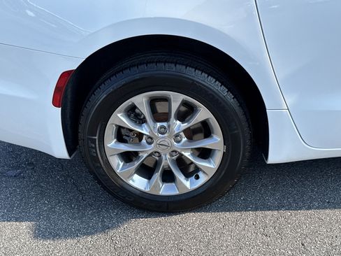 Used 2022 Chrysler Pacifica Touring-L image 12