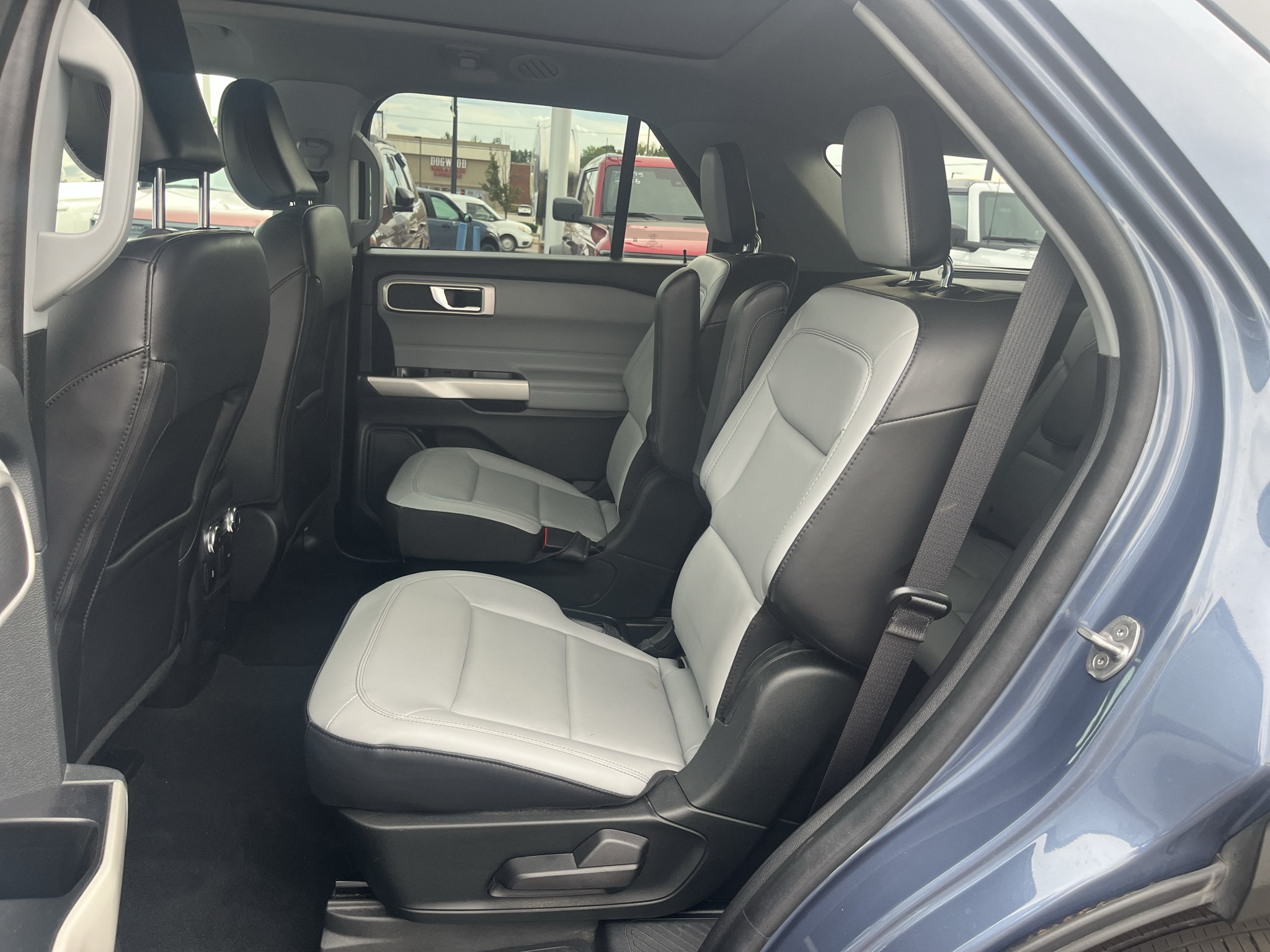 Used 2021 Ford Explorer XLT w/ Equipment Group 202A AWD/4WD image 24