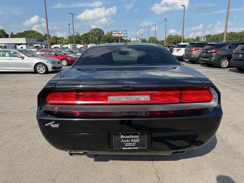 Used 2014 Dodge Challenger SXT RWD image 4