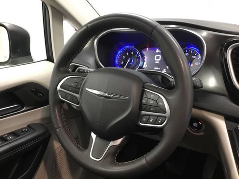 Used 2023 Chrysler Pacifica Touring-L FWD image 36