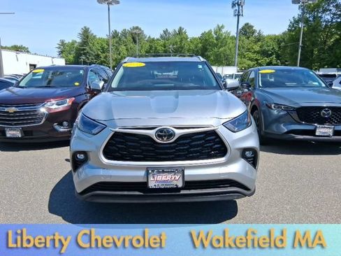 Used 2023 Toyota Highlander XLE AWD/4WD image 3
