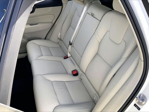 Used 2023 Volvo XC60 B5 Plus image 19