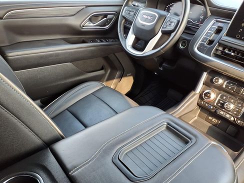 Used 2024 GMC Yukon SLT RWD image 9