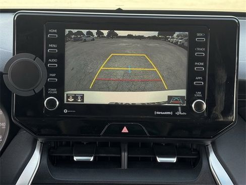 Used 2022 Toyota Venza LE image 17