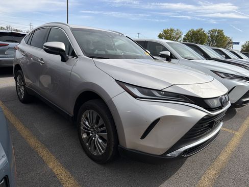 Used 2023 Toyota Venza XLE AWD/4WD image 2