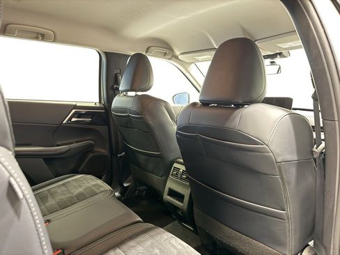 Used 2024 Mitsubishi Outlander SE image 32