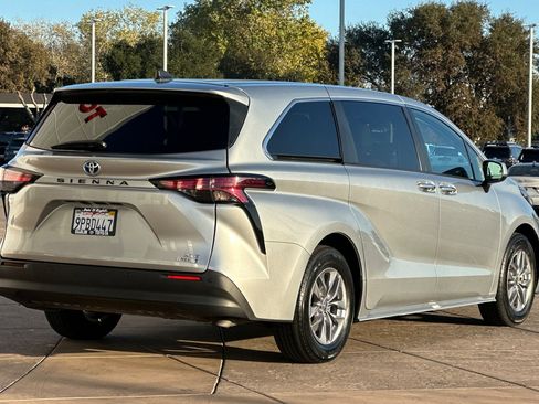 Used 2022 Toyota Sienna XLE image 4