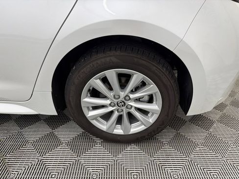 Used 2025 Toyota Corolla SE w/ SE Package FWD image 19