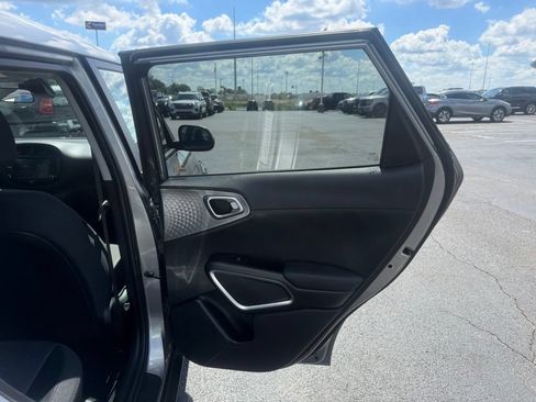 Used 2025 Kia Soul LX w/ LX Technology Package FWD image 40