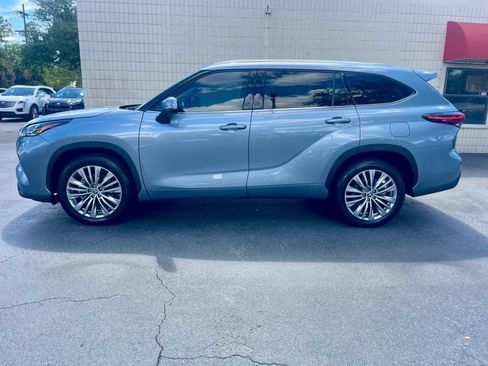 Used 2023 Toyota Highlander Platinum FWD image 2