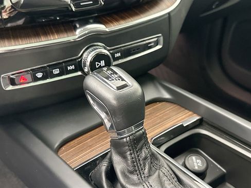 Used 2019 Volvo XC60 T6 Momentum w/ Advanced Package image 17