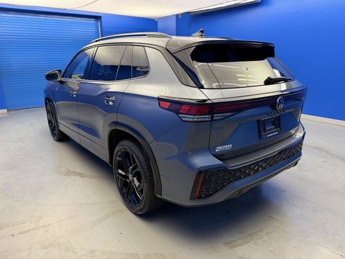 Certified 2025 Volkswagen Tiguan SE R-Line AWD/4WD image 5