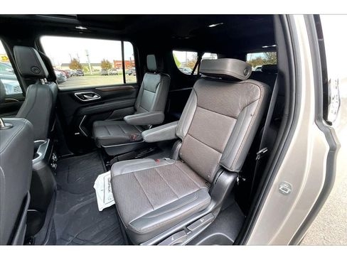 Used 2024 Chevrolet Suburban High Country AWD/4WD image 29