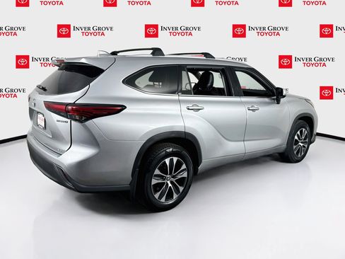 Used 2022 Toyota Highlander XLE AWD/4WD image 5