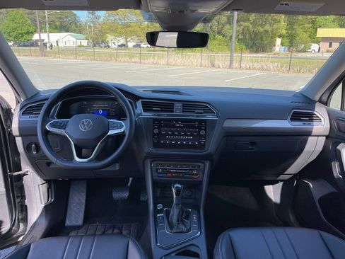 Used 2024 Volkswagen Tiguan SE image 8