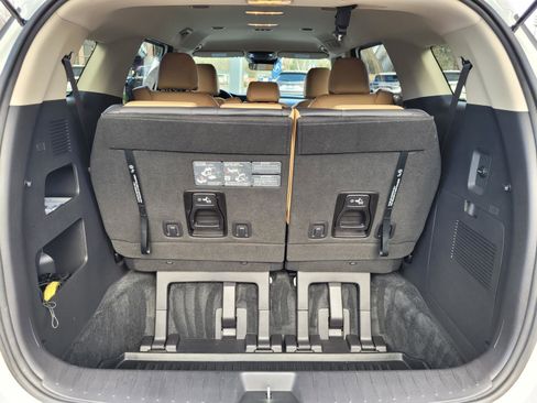 Used 2024 Kia Carnival LX image 17